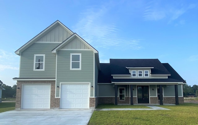 craftsman house featuring a front yard, a porch, and a garage