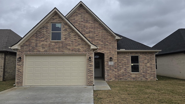 view of front facade featuring a garage and a front yard