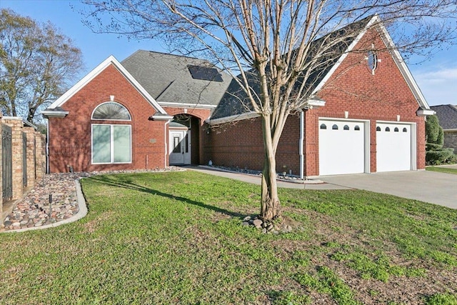 view of front of house featuring a garage and a front yard