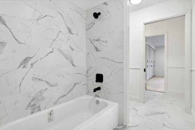 bathroom featuring tiled shower / bath combo