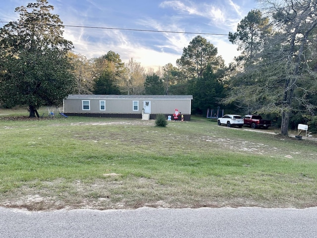 manufactured / mobile home featuring a front lawn