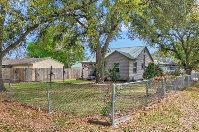 exterior space featuring a yard