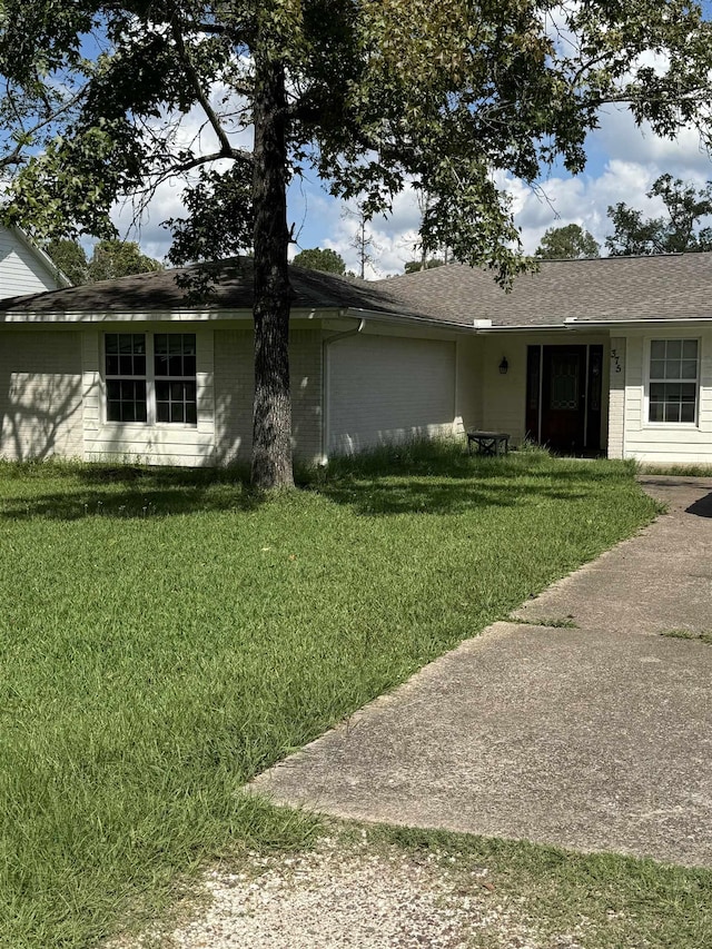 view of front of home featuring a front lawn