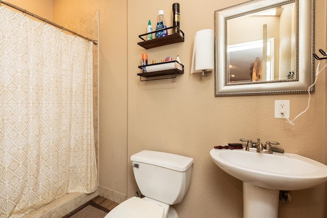 915 S 23rd St, Nederland, TX 77627 - bathroom featuring a shower with curtain, a sink, and toilet