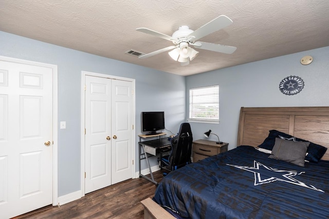 915 S 23rd St, Nederland, TX 77627 - bedroom with dark wood-style flooring, baseboards, visible vents, a closet, and ceiling fan