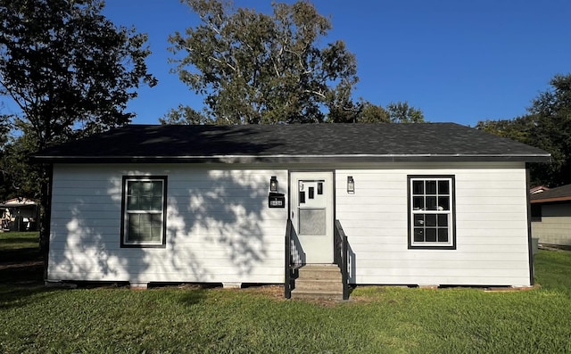 view of front facade with a front lawn