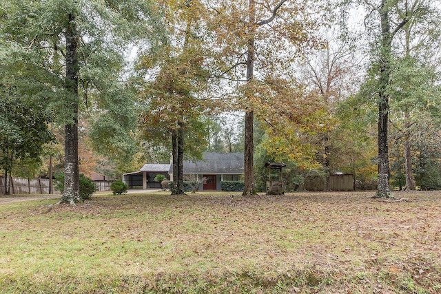 view of front of property featuring a front lawn