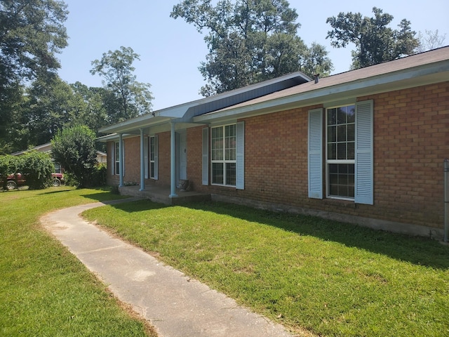 single story home with a front yard