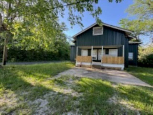 301 W Lavielle, Kirbyville, TX 75956 - view of front facade with a patio area and a front yard