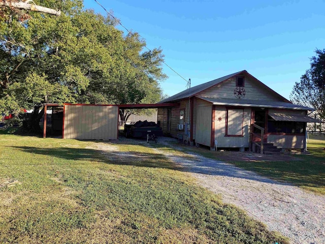 view of side of property featuring a lawn