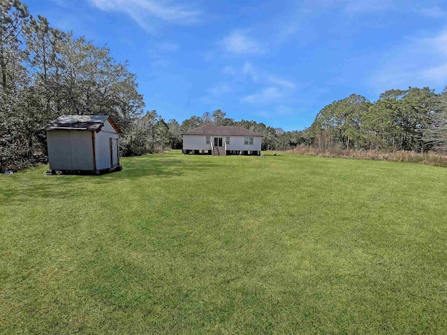 view of yard with a storage unit