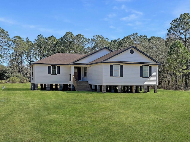 view of front of property featuring a front lawn