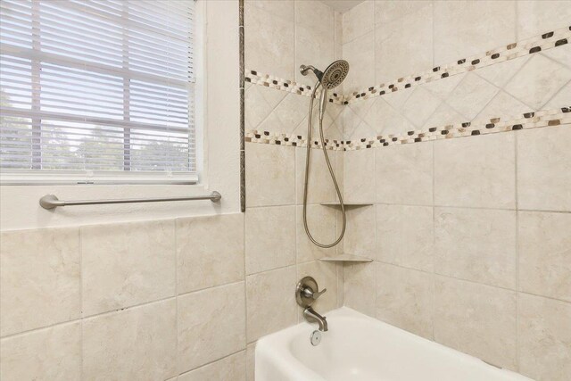 bathroom featuring tiled shower / bath combo