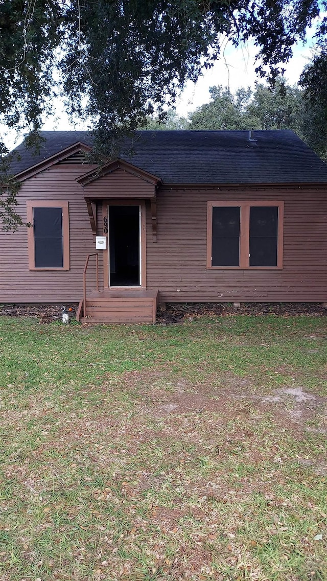 view of front of house with a front lawn