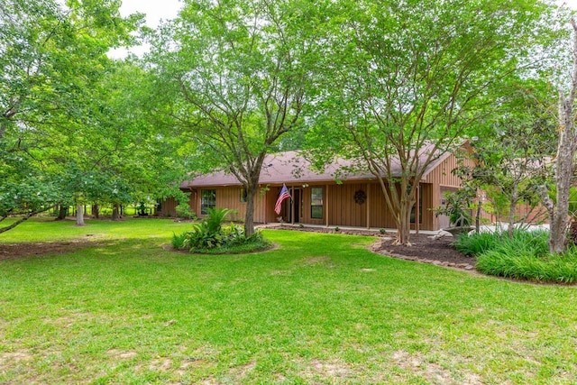 single story home featuring a front lawn