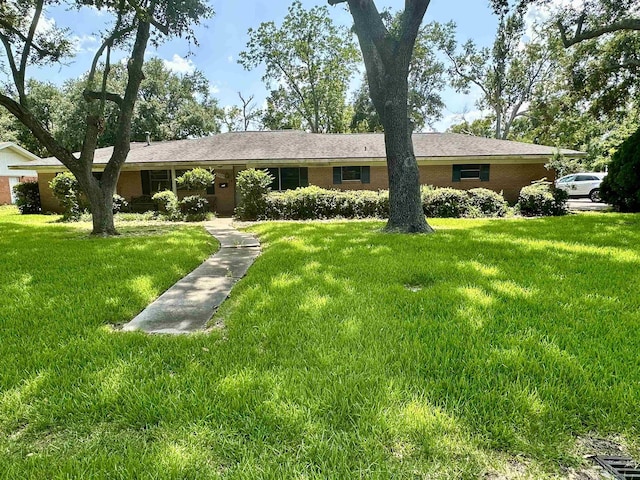 single story home with a front lawn