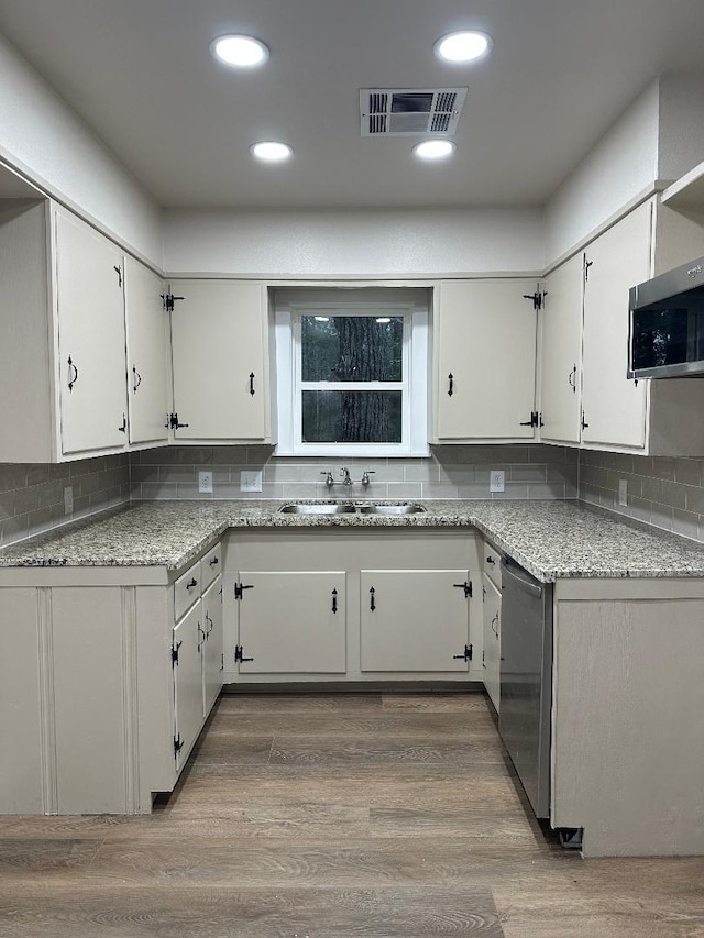 kitchen with wood finished floors, visible vents, appliances with stainless steel finishes, and a sink