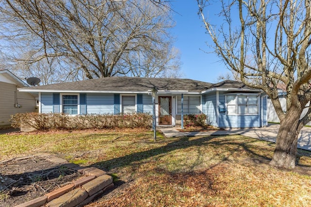 ranch-style house featuring a front lawn