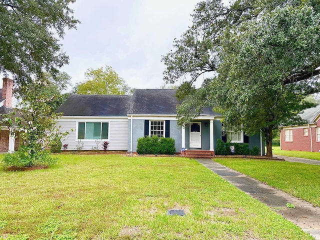 view of front facade featuring a front yard