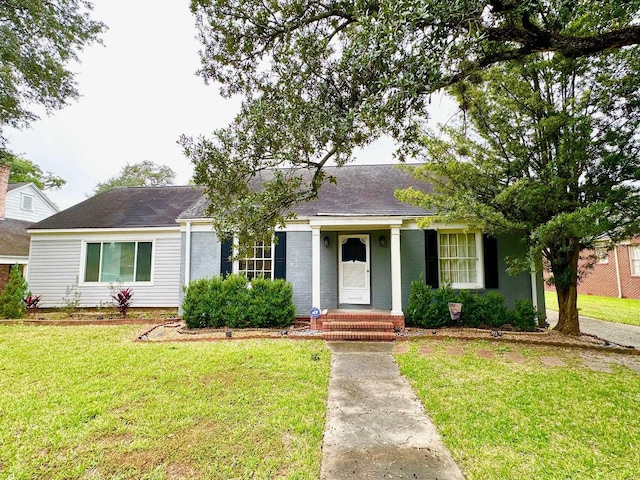 single story home featuring a front lawn