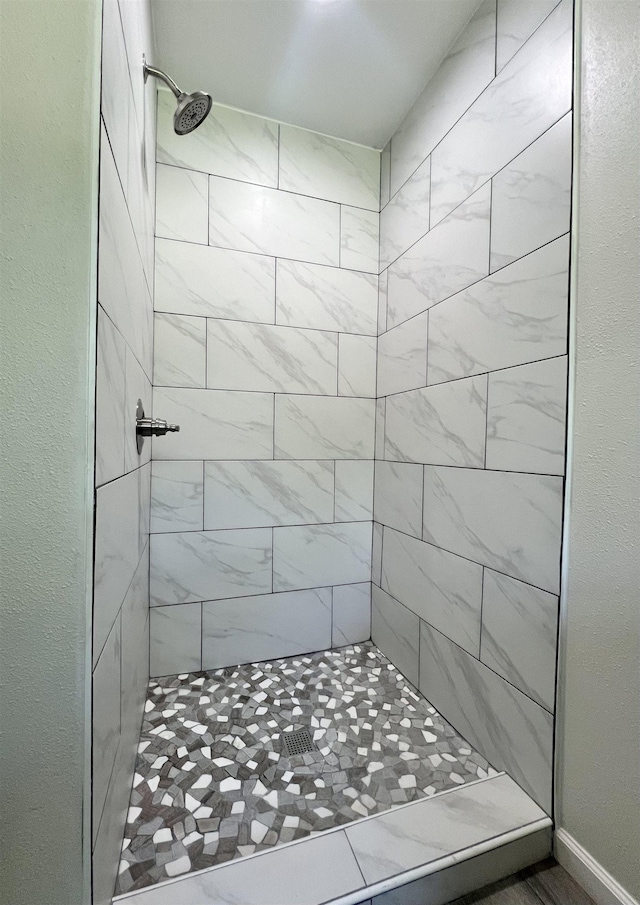 bathroom featuring a tile shower