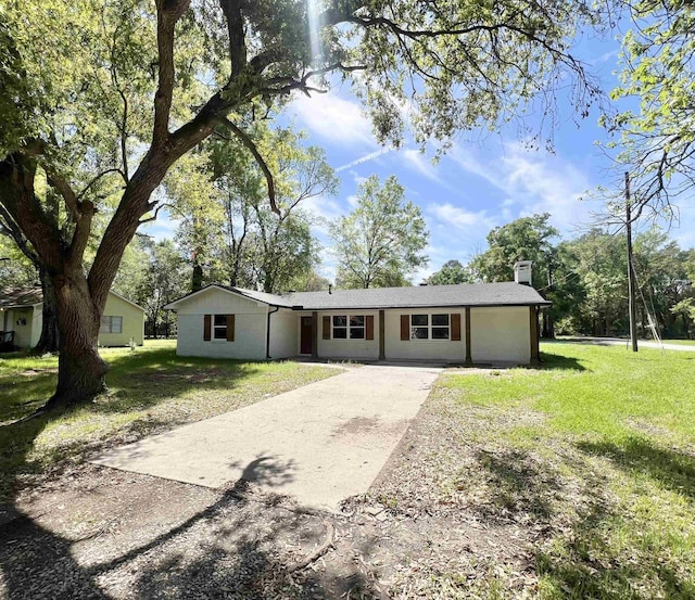 single story home featuring a front lawn