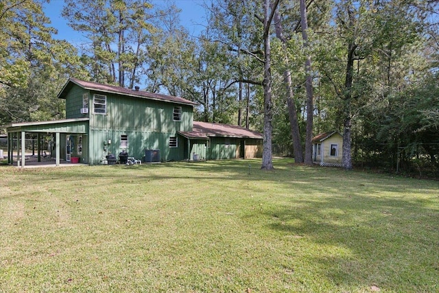 view of yard featuring a storage shed