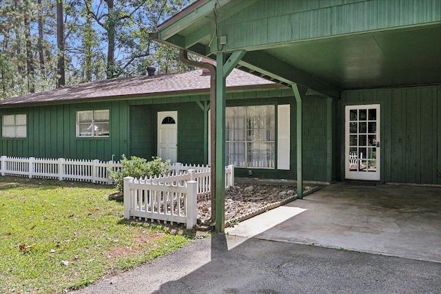 property entrance featuring a lawn