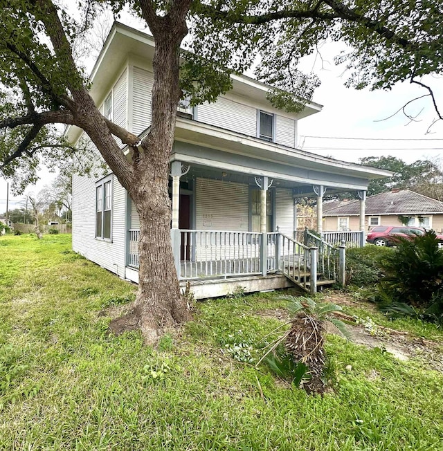 view of front of property with a porch and a front lawn