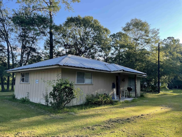 view of front of property with a front yard