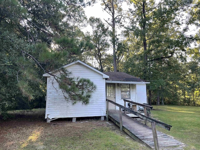 view of front of house featuring a front lawn