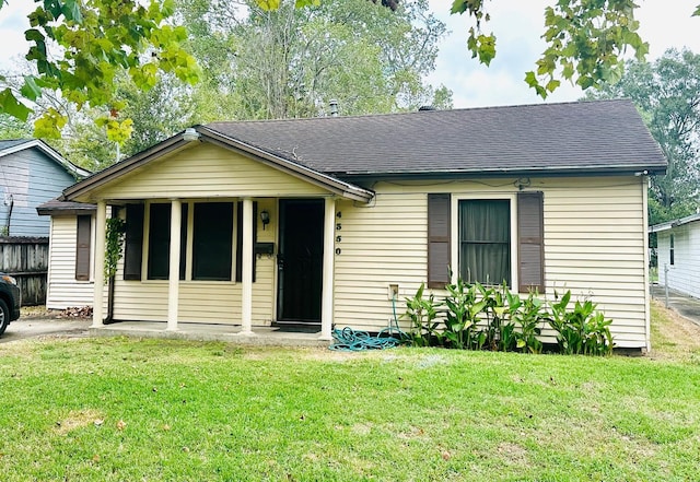 view of front of home featuring a front yard