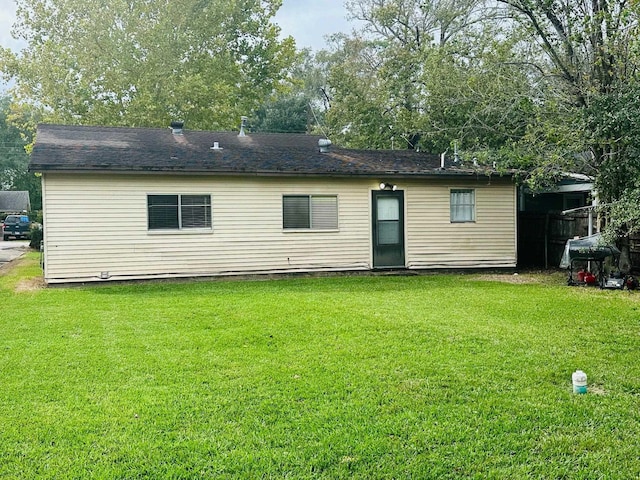 4350 Dallas Ave, Beaumont, TX 77703 - back of property featuring a lawn