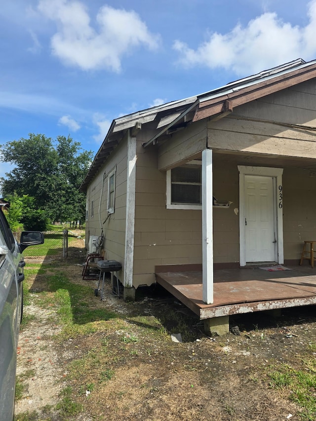 936 9th St, Port Arthur, TX 77640 - view of home's exterior featuring a porch