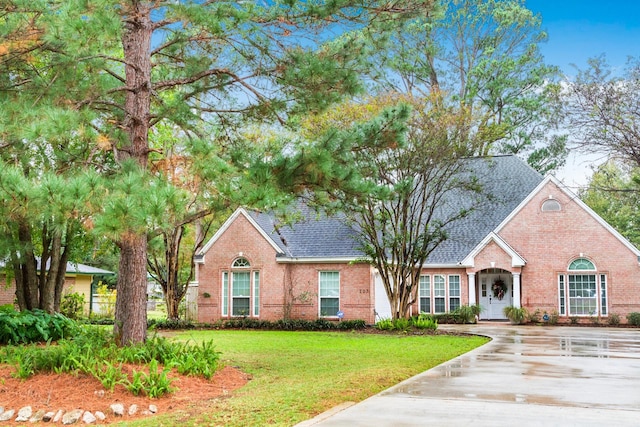 view of front of home featuring a front lawn