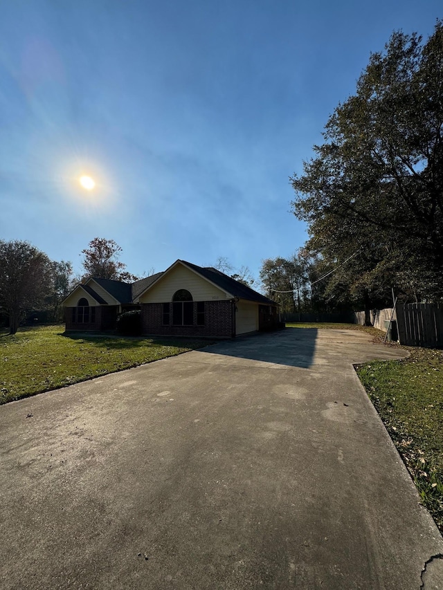 view of front of property featuring a garage and a front yard