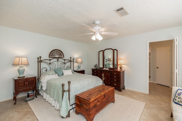 bedroom featuring ceiling fan and a textured ceiling