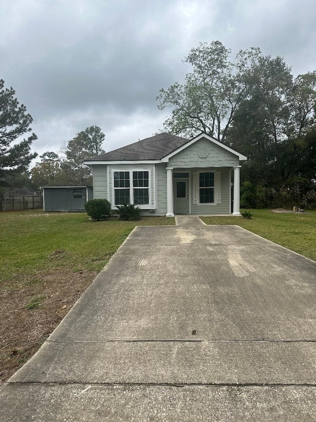 view of front of property featuring a porch and a front yard