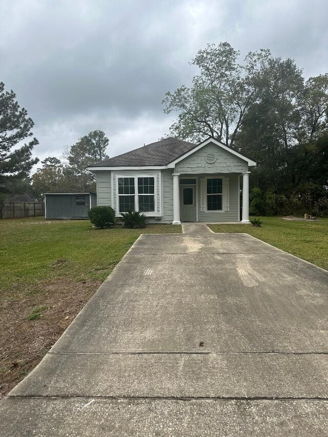 770 S 14th St, Silsbee, TX 77656 - view of front of property featuring a porch and a front yard