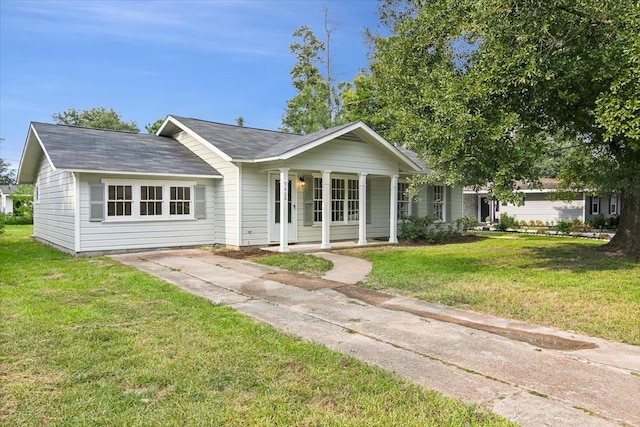 ranch-style home featuring a front lawn and a porch