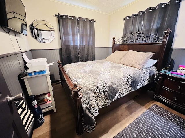 110 Tamarisk St, Village Mills, TX 77663 - bedroom featuring a wainscoted wall, crown molding, and a textured ceiling