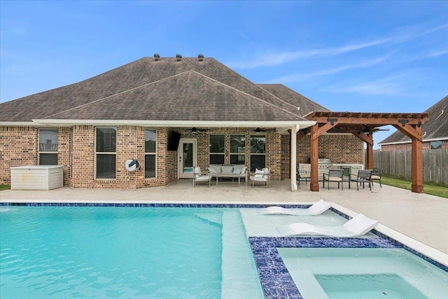 view of pool featuring an in ground hot tub, an outdoor hangout area, a pergola, ceiling fan, and a patio