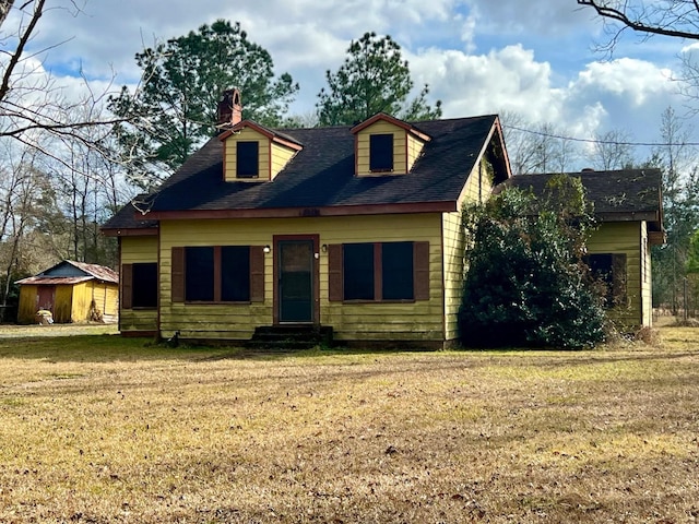 view of front facade featuring a front lawn