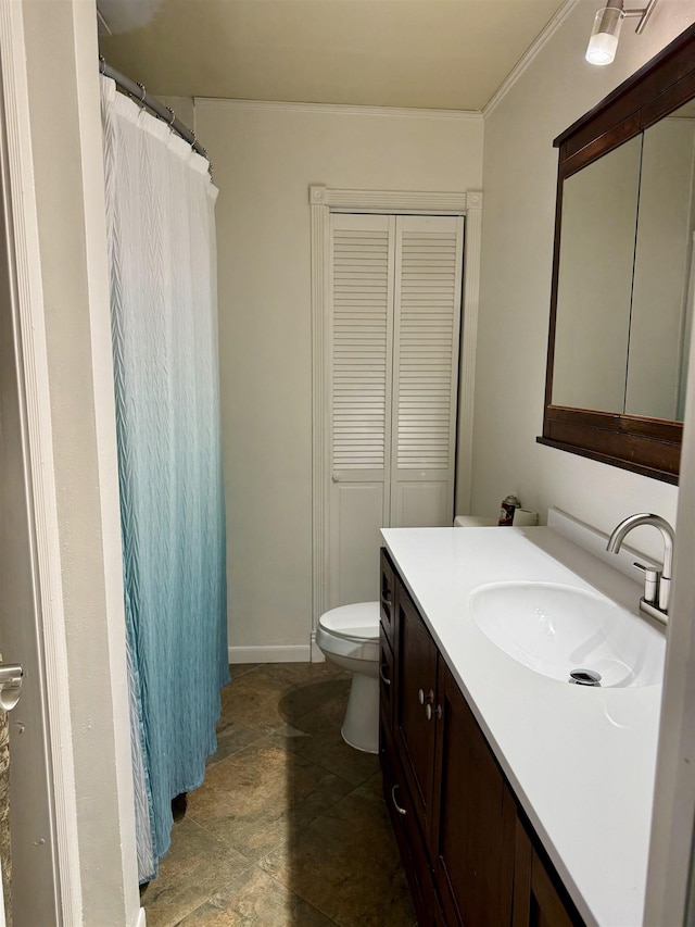 full bath featuring baseboards, toilet, vanity, and crown molding