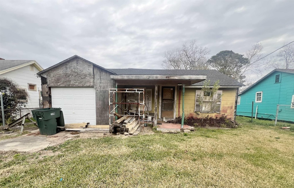 view of front of house with a garage and a front lawn