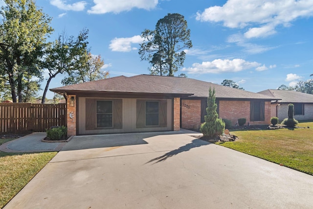 ranch-style house featuring a front lawn