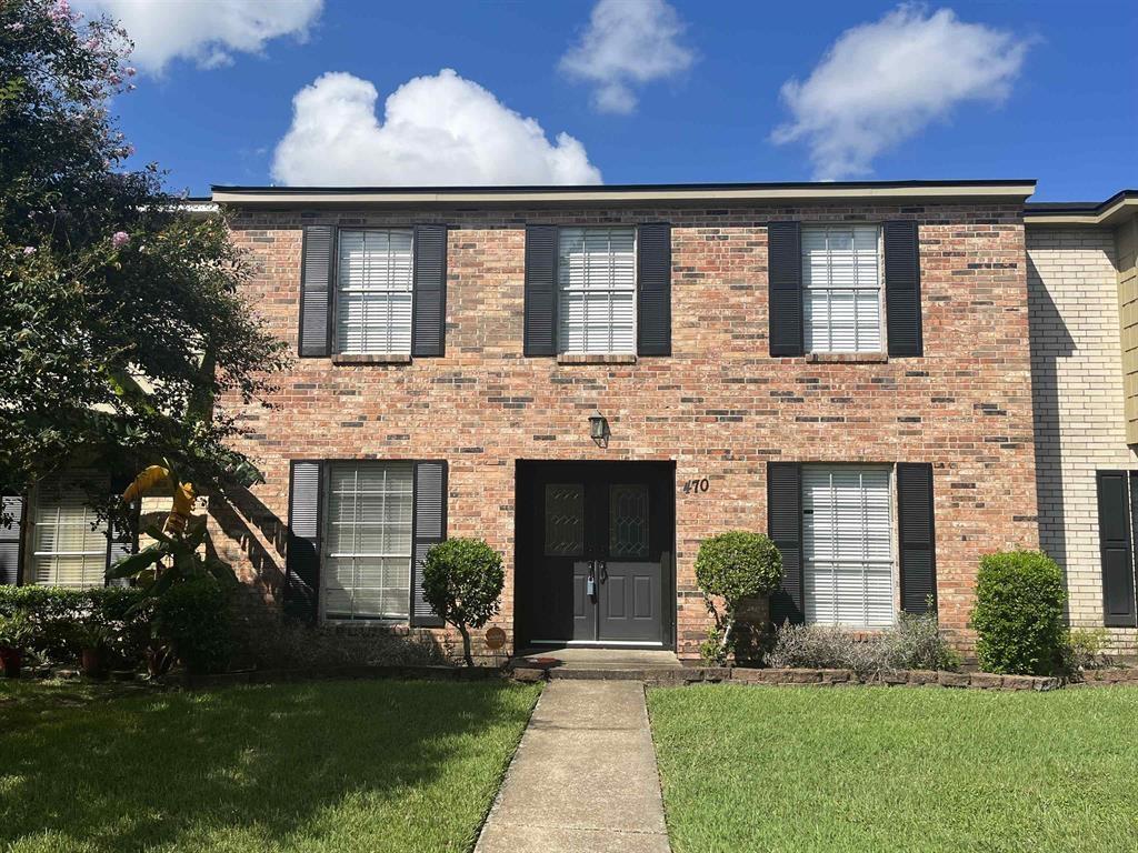 view of front of house featuring a front lawn