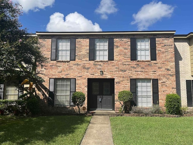 view of front facade with a front yard