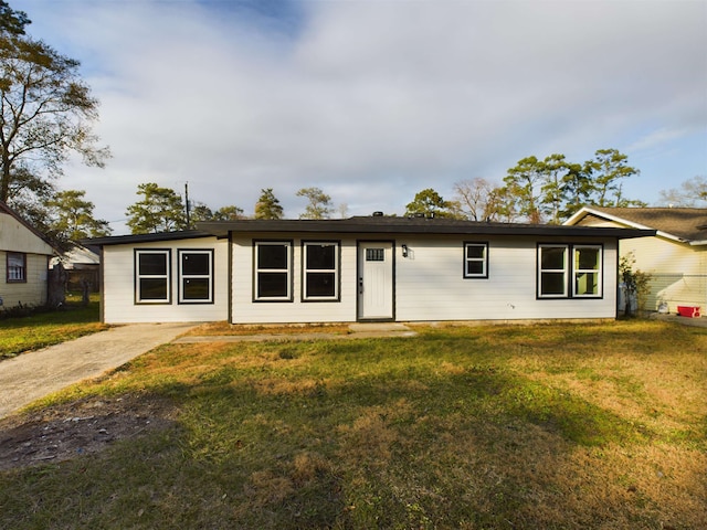 5260 Landry Ln, Beaumont, TX 77708 - view of front facade with a front lawn
