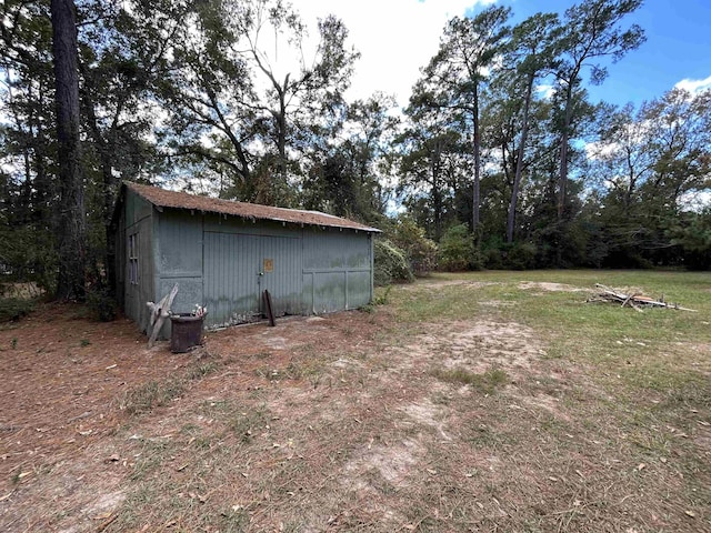 view of yard with an outdoor structure